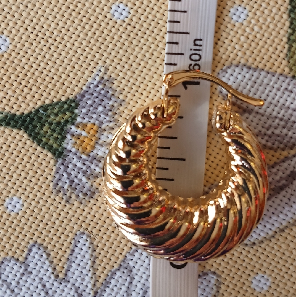 Beautifu 18K Gold Filled Shrimp Hoop Earrings - Picture 8 of 8